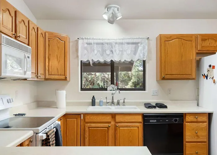 3br Cozy Retreat Firepit Hot Tub Bbq & Patio