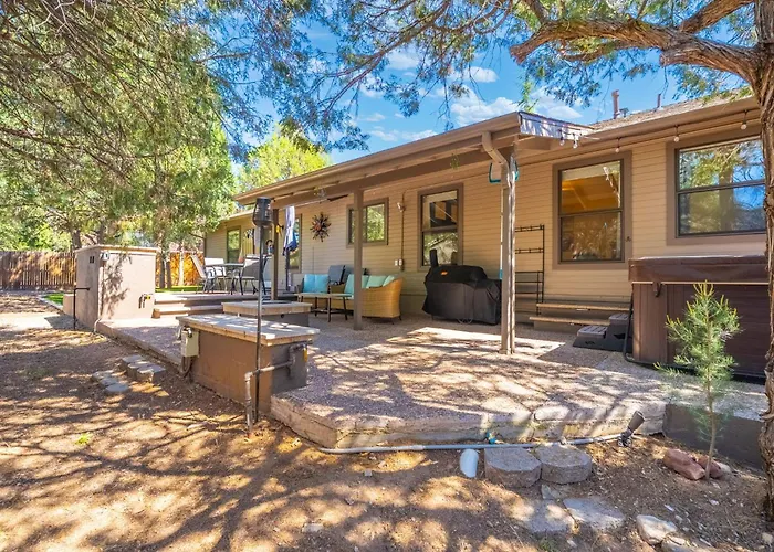 3br Cozy Retreat Firepit Hot Tub Bbq & Patio *